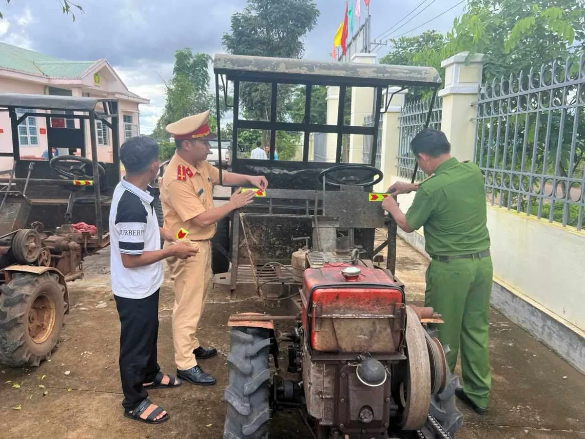 Công an tỉnh Gia Lai dán decal phản quang cho hàng nghìn xe công nông, máy kéo - Ảnh 1.