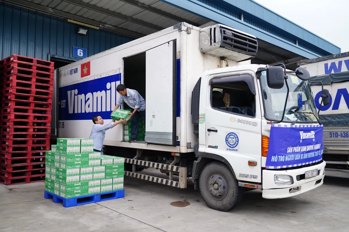 Vinamilk hỗ trợ gần 3 tỷ đồng sản phẩm dinh dưỡng thiết yếu cho 10 tỉnh thành ảnh hưởng bão lũ - Ảnh 1.