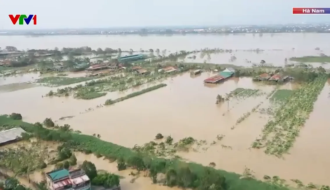 Hàng trăm nhà dân ở Hà Nam ngập trong biển nước - Ảnh 1.