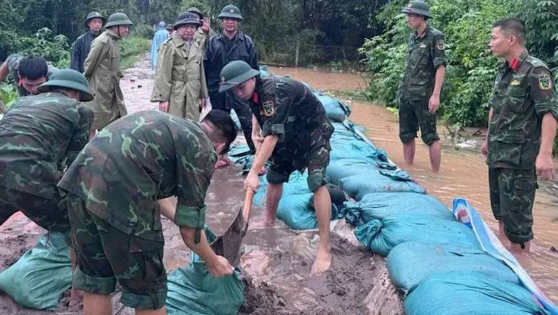 Nước lũ tràn nhiều tuyến đê bối ở Nam Định, hàng loạt khu dân cư ngập lụt - Ảnh 1.