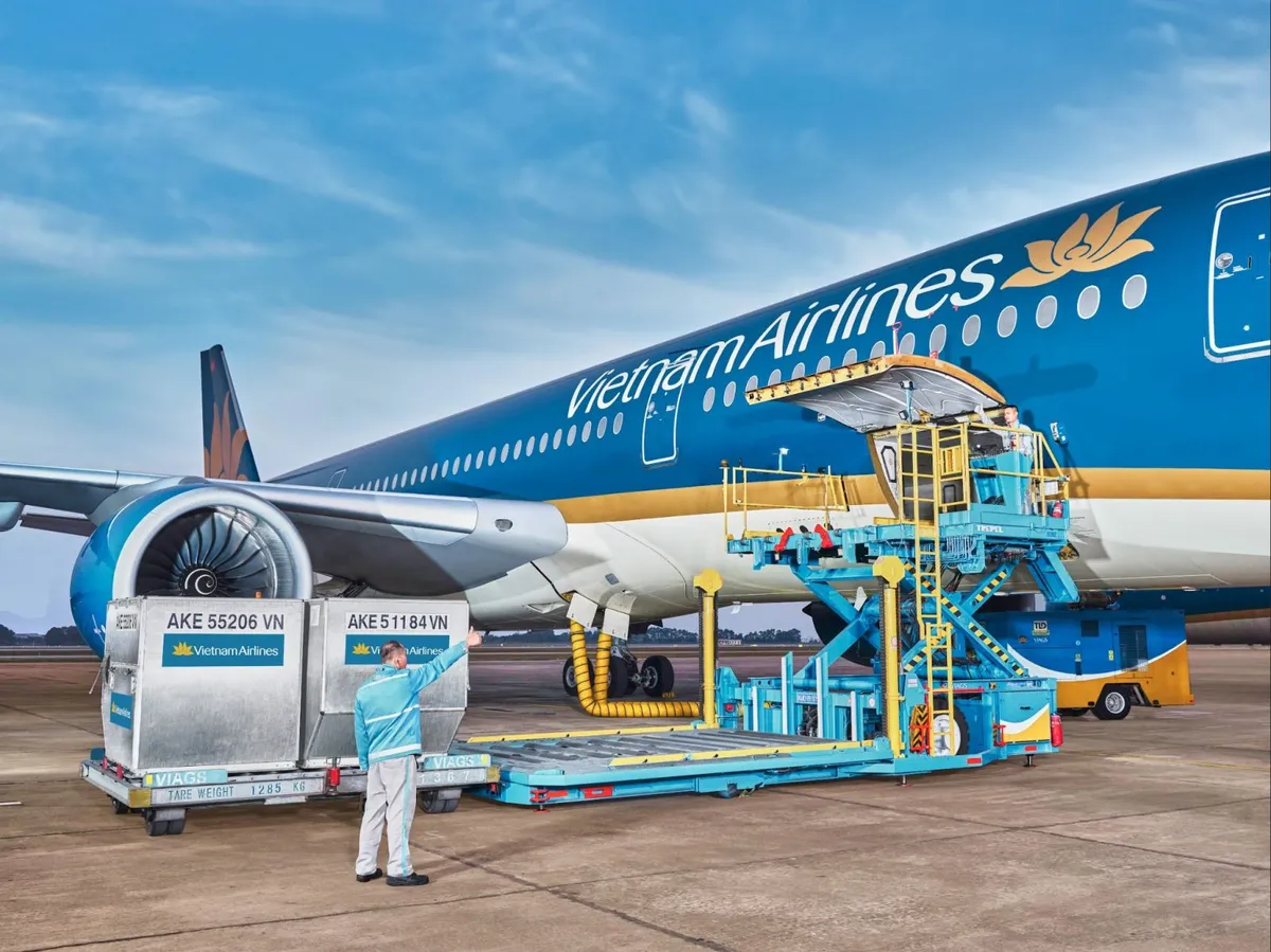 Vietnam Airlines vận chuyển gần 30 tấn hàng cứu trợ vùng ảnh hưởng bão tại miền Bắc - Ảnh 1.