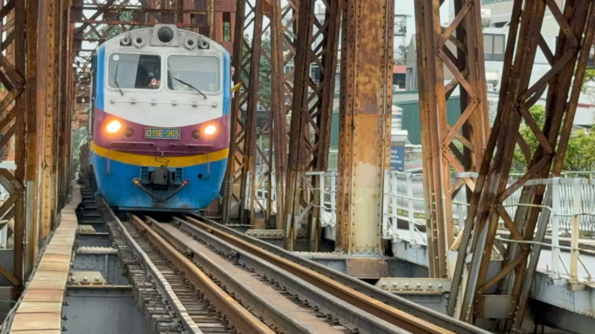 Đường sắt chạy t&agrave;u trở lại qua cầu Long Bi&ecirc;n, cầu Đuống - Ảnh 1.