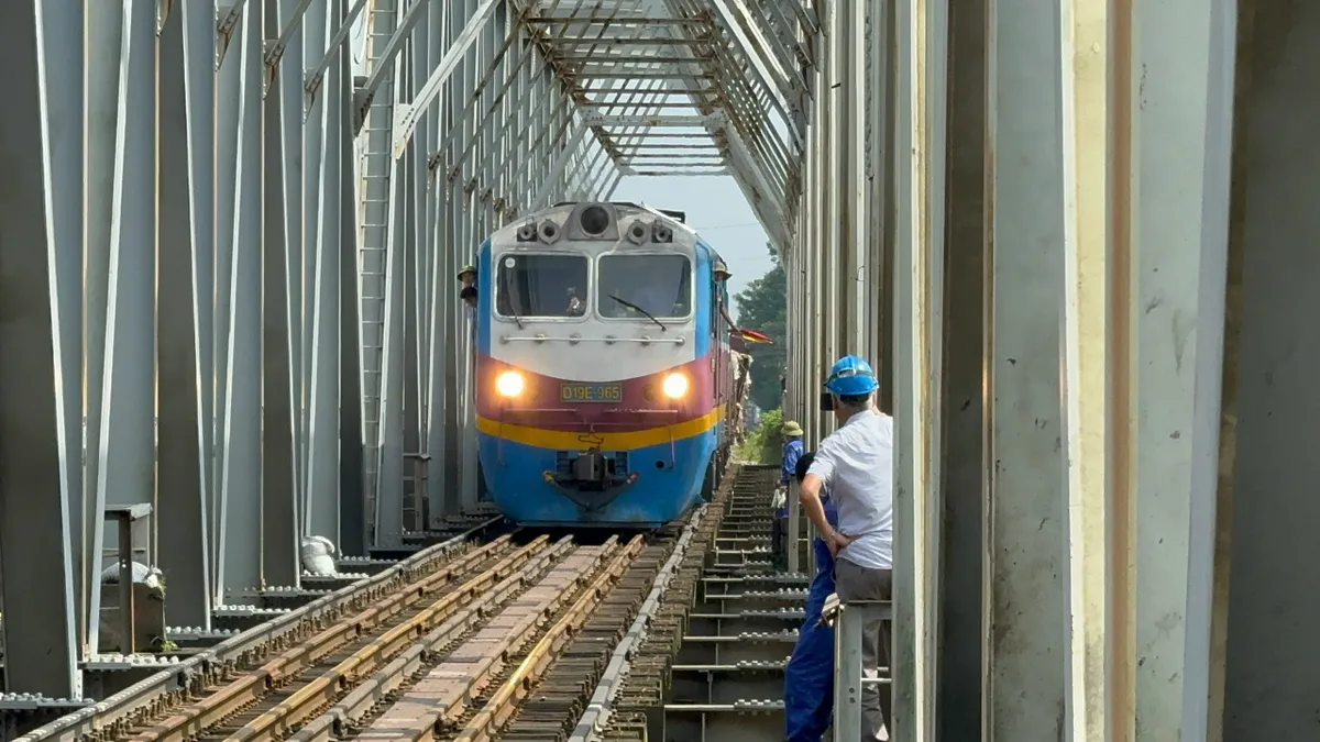 Đường sắt chạy t&agrave;u trở lại qua cầu Long Bi&ecirc;n, cầu Đuống - Ảnh 2.
