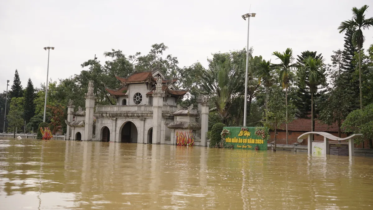 Đoàn công tác Quỹ Tấm lòng Việt đã phối hợp trao quà cho người dân vùng lũ  - Ảnh 4.