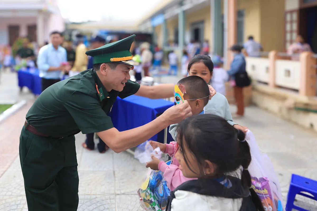 400 suất quà cùng 50 suất hỏng bổng cho học sinh vùng biên giới Tây Giang - Ảnh 10.