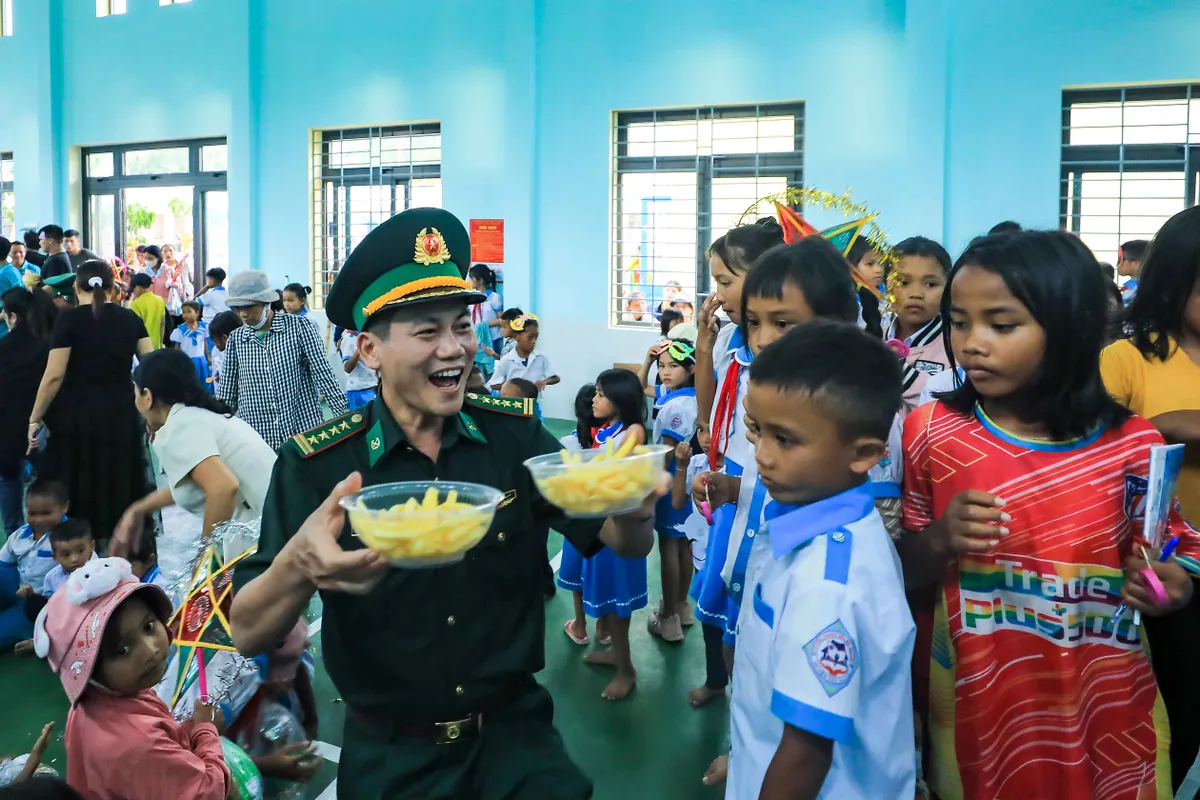 400 suất quà cùng 50 suất hỏng bổng cho học sinh vùng biên giới Tây Giang - Ảnh 4.