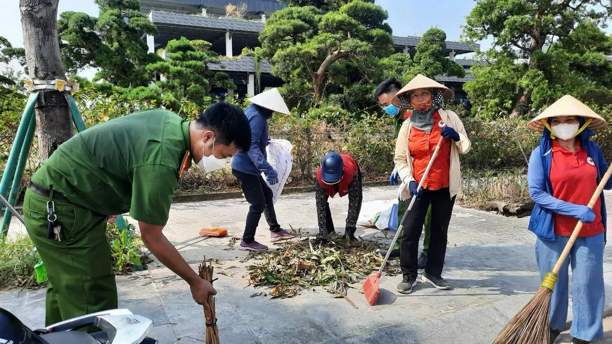 Người dân TP Hạ Long cùng nhau dọn dẹp vệ sinh môi trường sau bão số 3 - Ảnh 2.