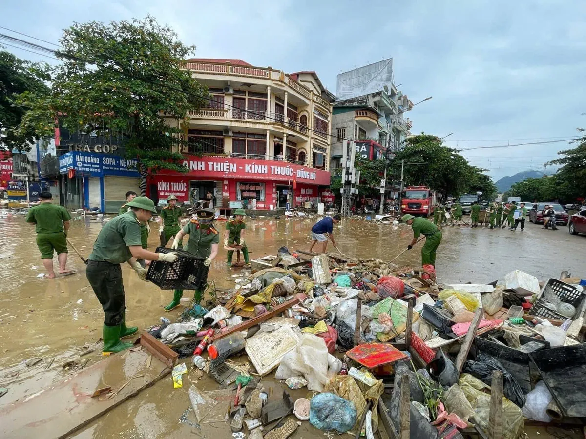 Tuyên Quang: Toàn dân tham gia tổng vệ sinh đường phố sau cơn bão số 3 - Ảnh 2.