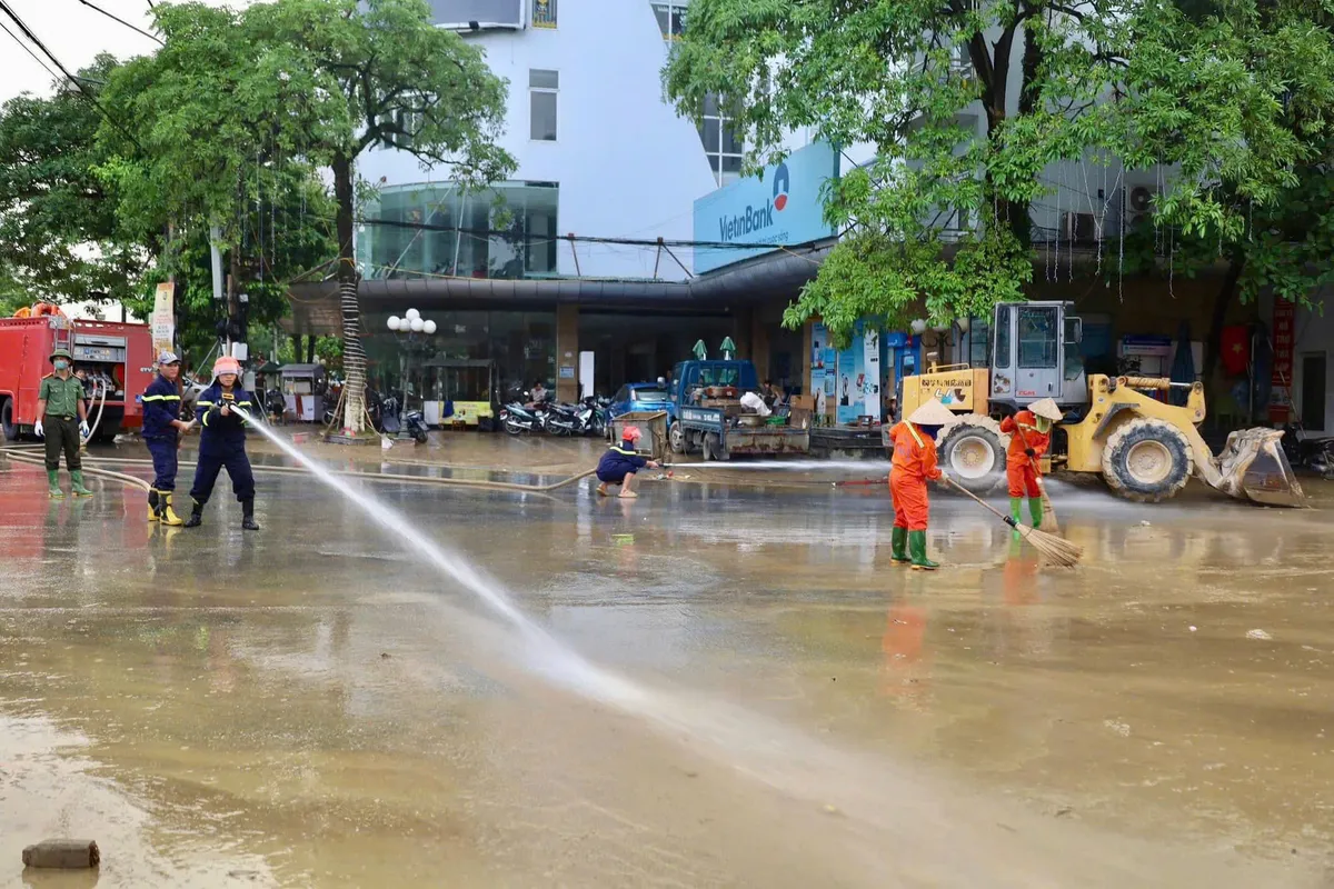 Tuyên Quang: Toàn dân tham gia tổng vệ sinh đường phố sau cơn bão số 3 - Ảnh 14.