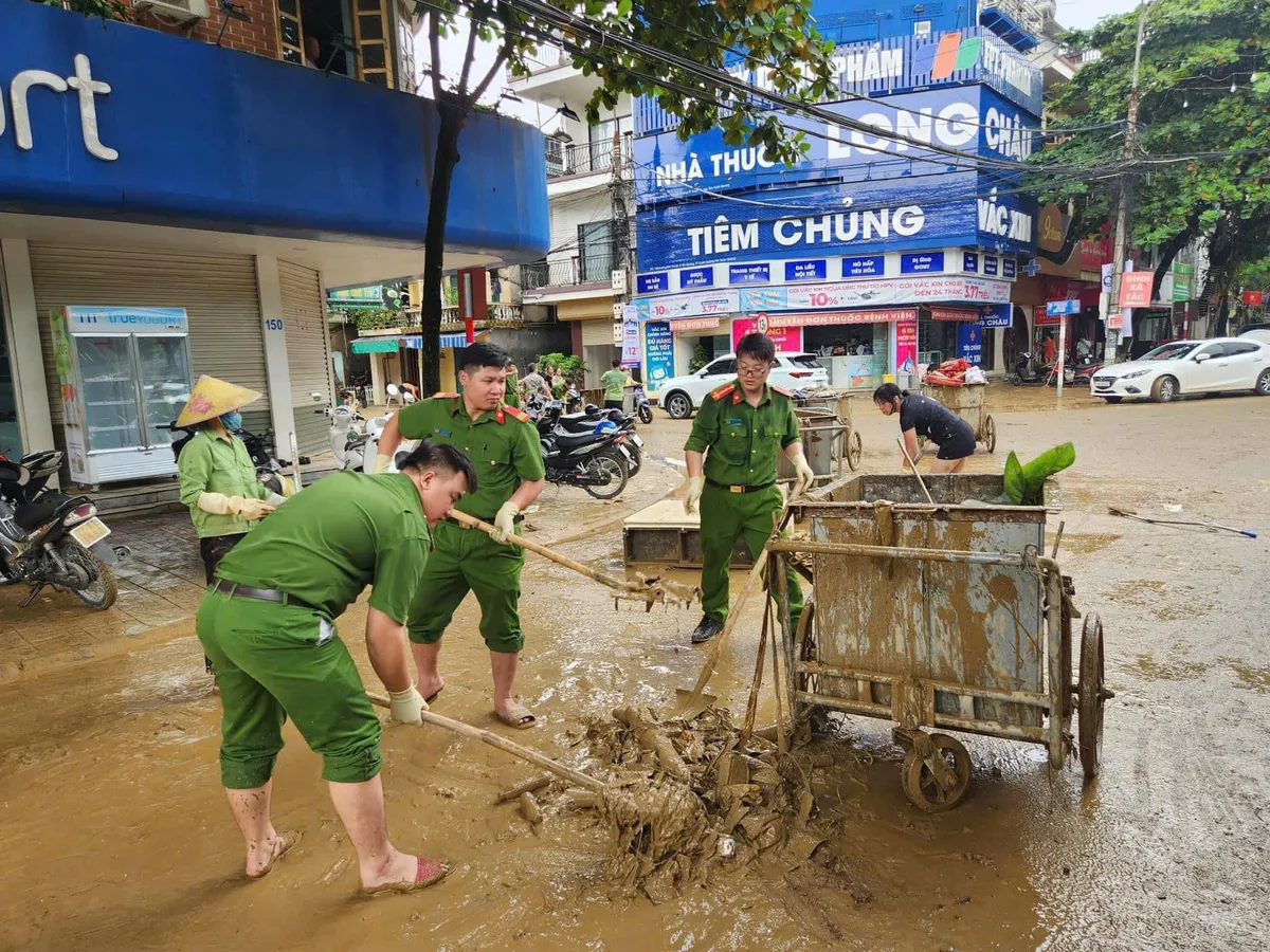 Tuyên Quang: Toàn dân tham gia tổng vệ sinh đường phố sau cơn bão số 3 - Ảnh 4.