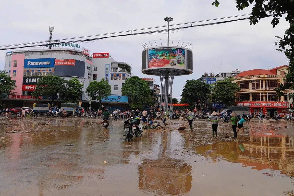 Tuyên Quang: Toàn dân tham gia tổng vệ sinh đường phố sau cơn bão số 3 - Ảnh 5.