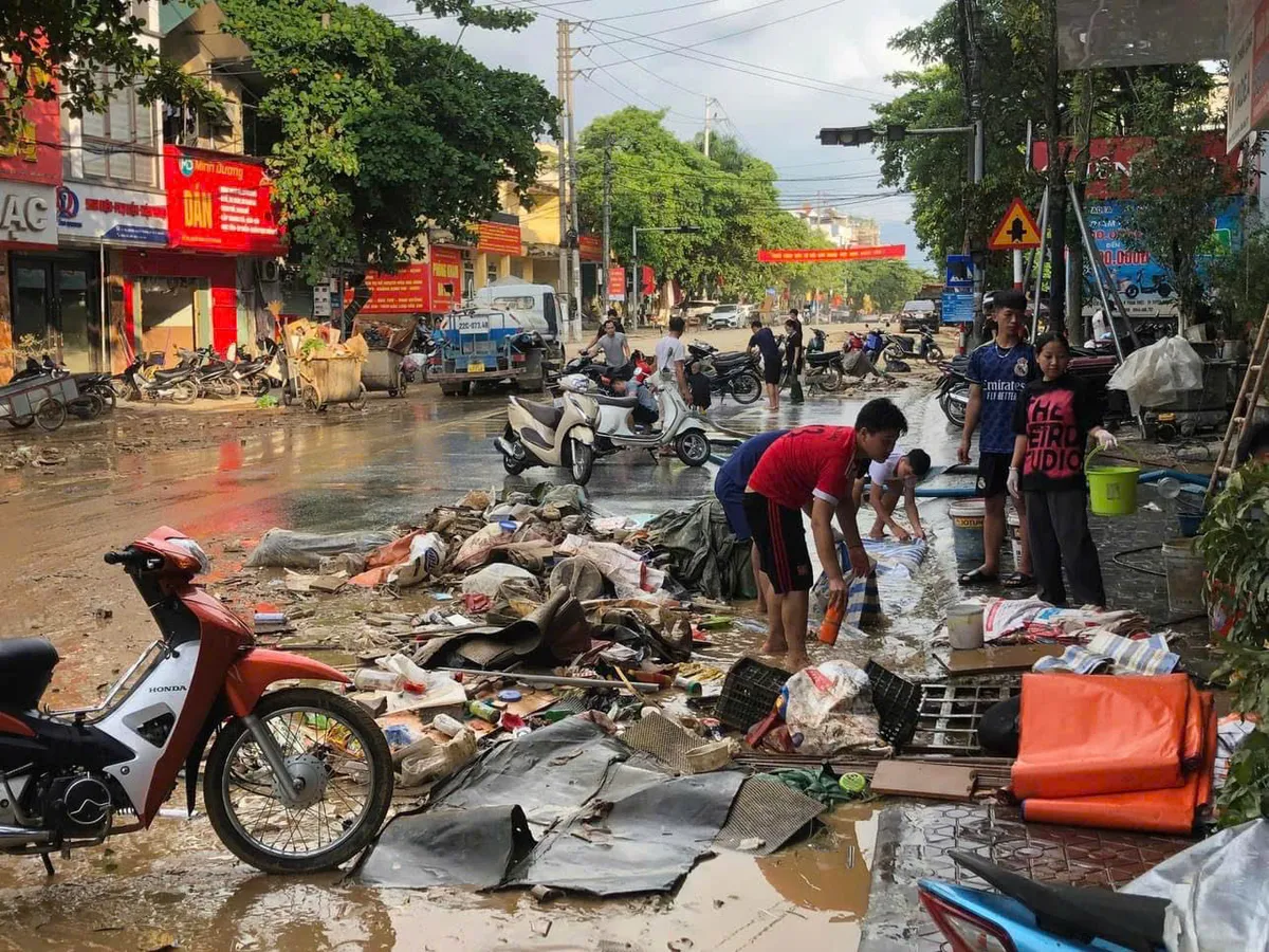 Tuyên Quang: Toàn dân tham gia tổng vệ sinh đường phố sau cơn bão số 3 - Ảnh 1.