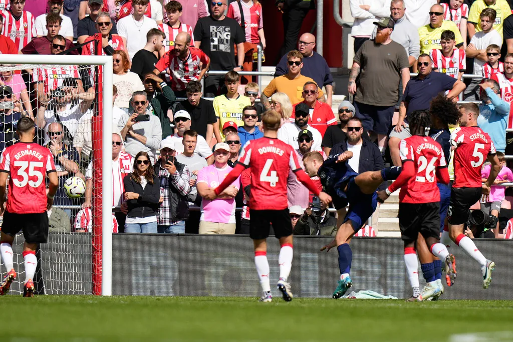 Manchester United giành 3 điểm thuyết phục trước Southampton - Ảnh 2. Manchester United giành 3 điểm thuyết phục trước Southampton - Ảnh 2.