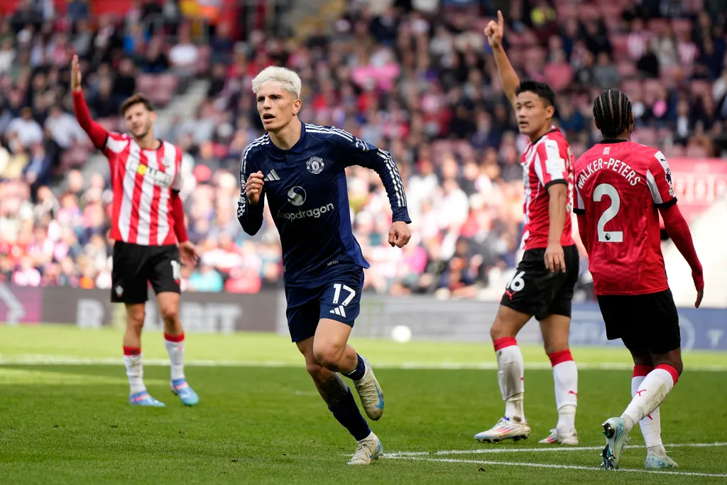 Manchester United giành 3 điểm thuyết phục trước Southampton - Ảnh 3. Manchester United giành 3 điểm thuyết phục trước Southampton - Ảnh 3.