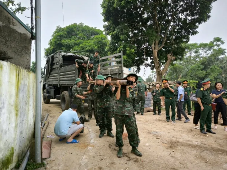 Lắp đặt cầu phao thay thế cầu Phong Châu trong thời gian ngắn nhất - Ảnh 1.