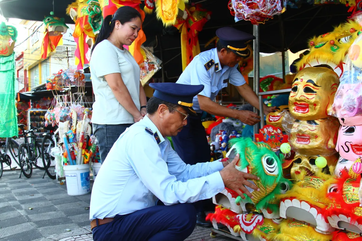 Quảng Bình: Mặt hàng truyền thống được ưa chuộng, giá cả bình ổn dịp Tết Trung Thu - Ảnh 1.