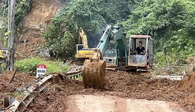 Nỗ lực khắc phục sạt lở, sớm thông tuyến QL70 vào cứu hộ Làng Nủ - Ảnh 1.