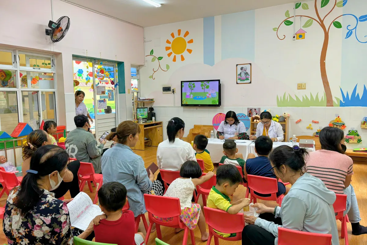 TP Hồ Chí Minh: Các điểm tiêm vaccine sởi tại trường học diễn ra sôi động vào ngày cuối tuần - Ảnh 5.