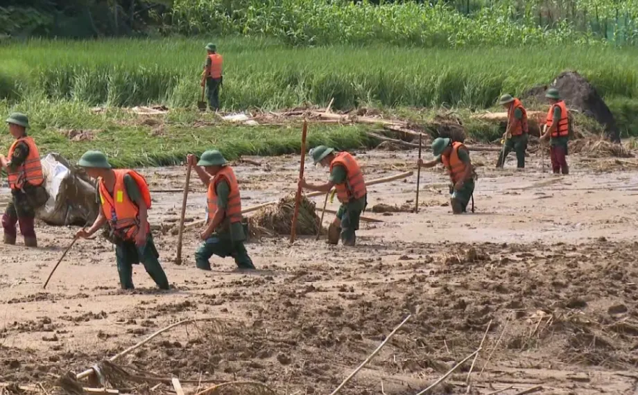 Hơn 250 cán bộ, chiến sĩ cảnh sát cơ động và lực lượng tại chỗ tìm kiếm nạn nhân tại Làng Nủ - Ảnh 1.