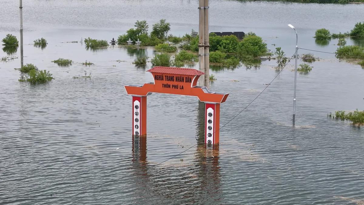 Phó Bí thư Thường trực Thành ủy Hà Nội thăm vùng rốn lũ ở Mỹ Đức - Ảnh 2.