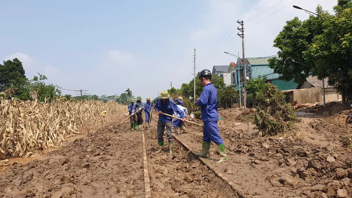 Bộ Giao thông vận tải huy động tổng lực bảo đảm giao thông, khắc phục hậu quả bão số 3 - Ảnh 4.