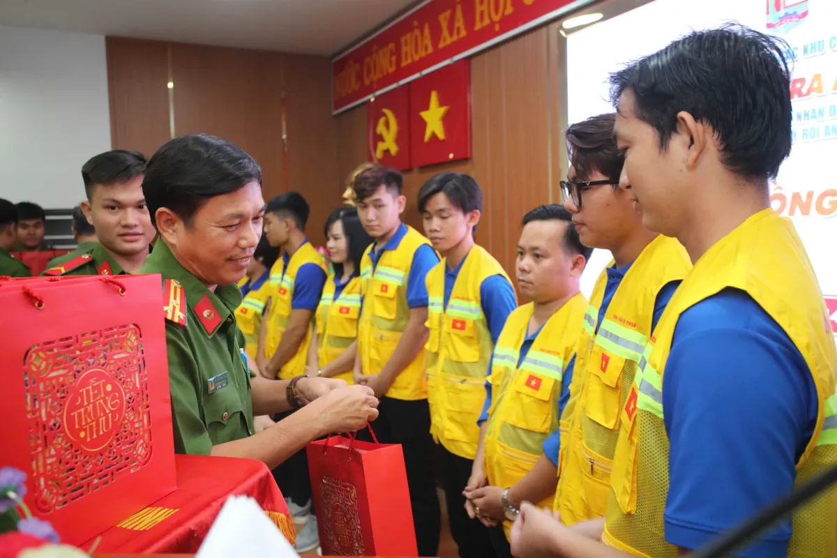 TP Hồ Chí Minh ra mắt mô hình “Đội thanh niên công nhân” giữ an ninh trật tự - Ảnh 1.