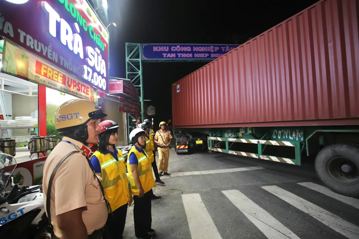 TP Hồ Chí Minh ra mắt mô hình “Đội thanh niên công nhân” giữ an ninh trật tự - Ảnh 3.