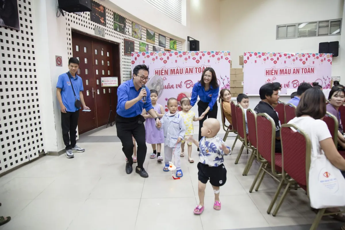 Các đầu bếp mang tới 200 suất cơm ngon và nhiều bánh trung thu tặng bệnh nhi tại Hà Nội   - Ảnh 6.