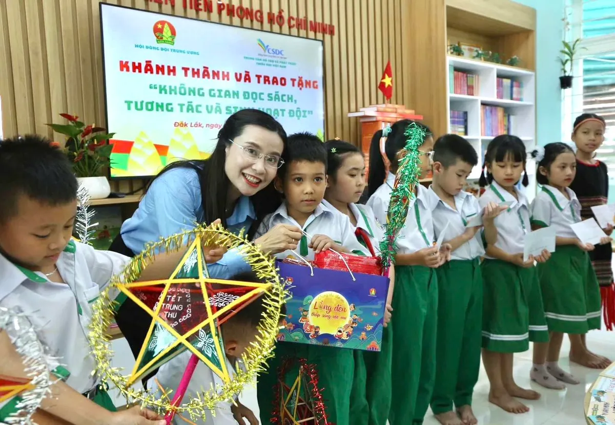 Trung thu cho em “Lồng đèn thắp sáng ước mơ”: Mang trung thu đến cho trẻ em nghèo - Ảnh 5.