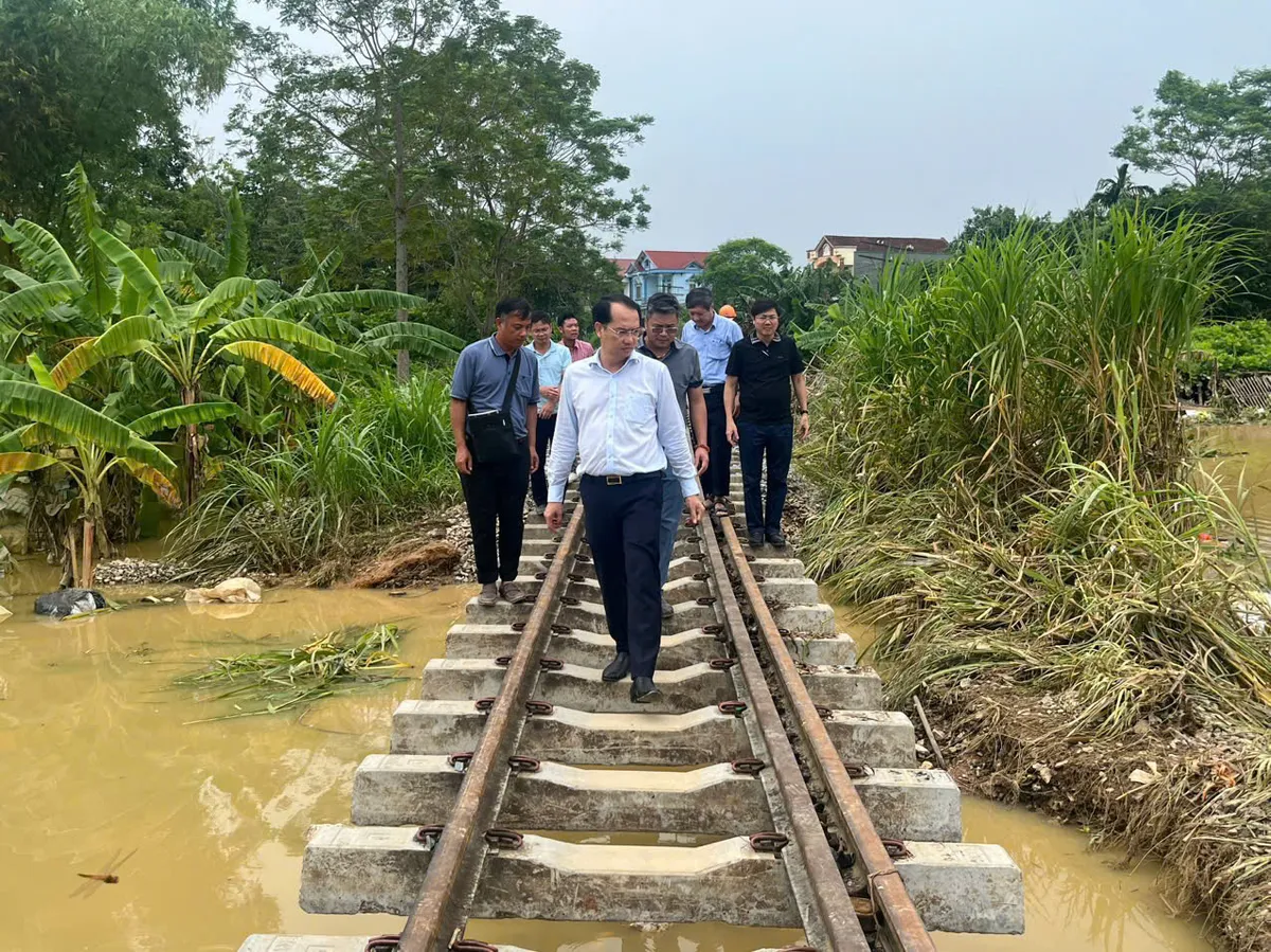 Bộ Giao thông vận tải huy động tổng lực bảo đảm giao thông, khắc phục hậu quả bão số 3 - Ảnh 5.