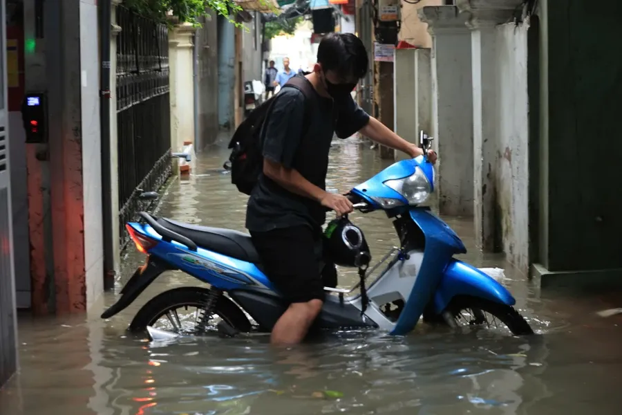 Nhiều tuyến phố Hà Nội ngập sâu sau mưa lớn lúc sáng sớm, giao thông ùn tắc - Ảnh 3.