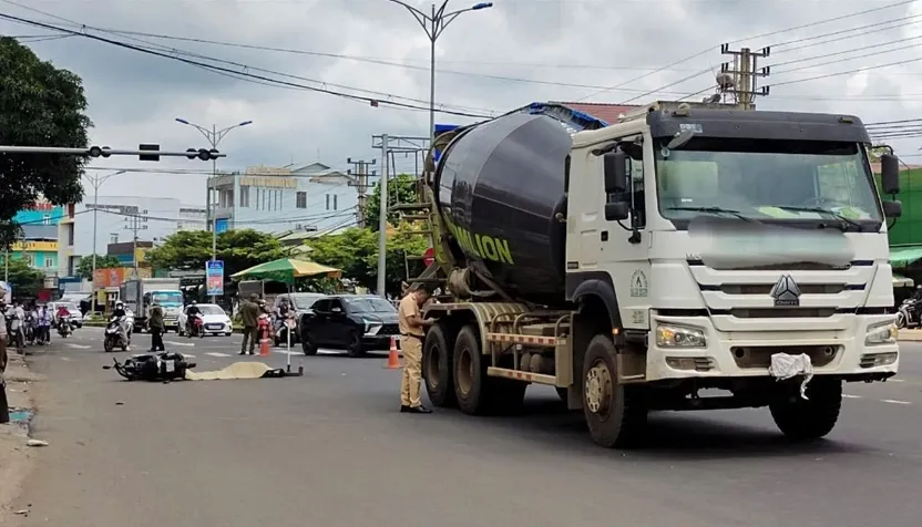 Va chạm với xe bồn chở bê tông, người đàn ông tử vong - Ảnh 1.