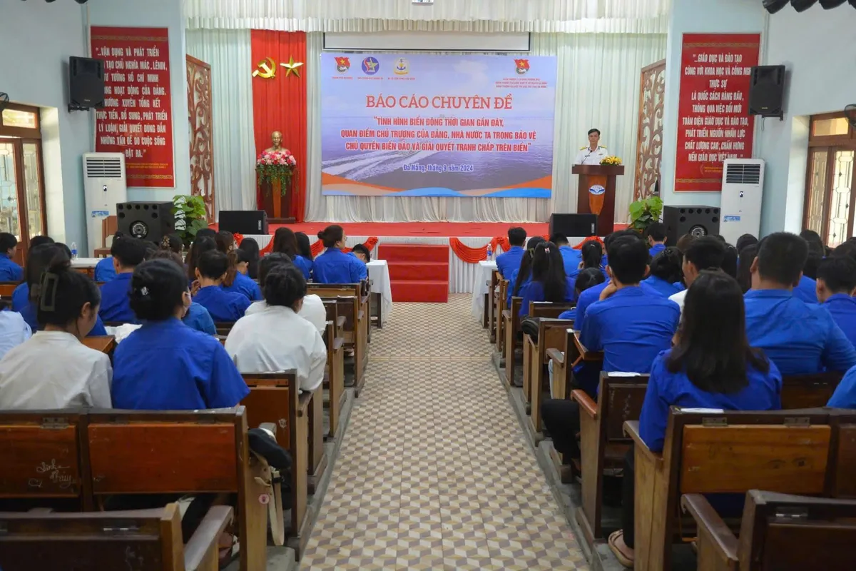 Hơn 300 sinh viên, đoàn viên Đà Bẵng tham gia triển lãm và tuyên tuyền biển, đảo - Ảnh 2.