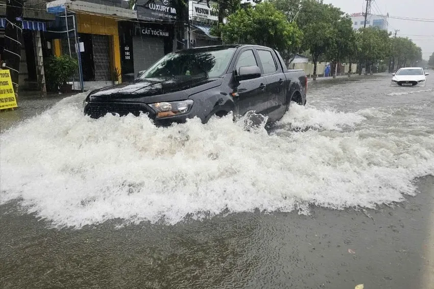 Nhiều tuyến đường ở thành phố Tam Kỳ (Quảng Nam) bị ngập nước do mưa lớn - Ảnh 1.