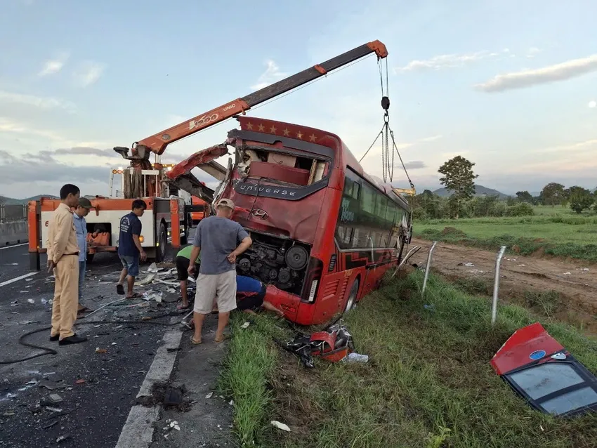 2 xe khách va chạm trên cao tốc Vĩnh Hảo-Phan Thiết, 2 người tử vong, nhiều người bị thương - Ảnh 3.