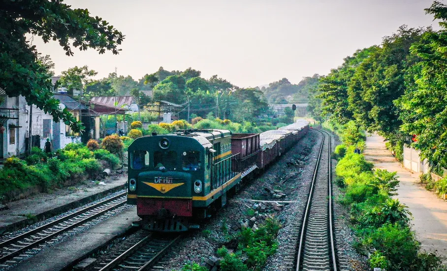 Khôi phục tuyến đường sắt Yên Viên - Lào Cai, tạo thuận lợi vận chuyển hàng cứu trợ - Ảnh 1.