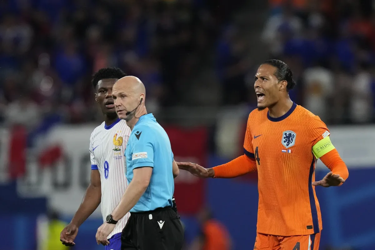 Anthony Taylor bị cấm cửa sau cơn mưa thẻ vàng tại Premier League - Ảnh 1. Anthony Taylor bị cấm cửa sau cơn mưa thẻ vàng tại Premier League - Ảnh 1.