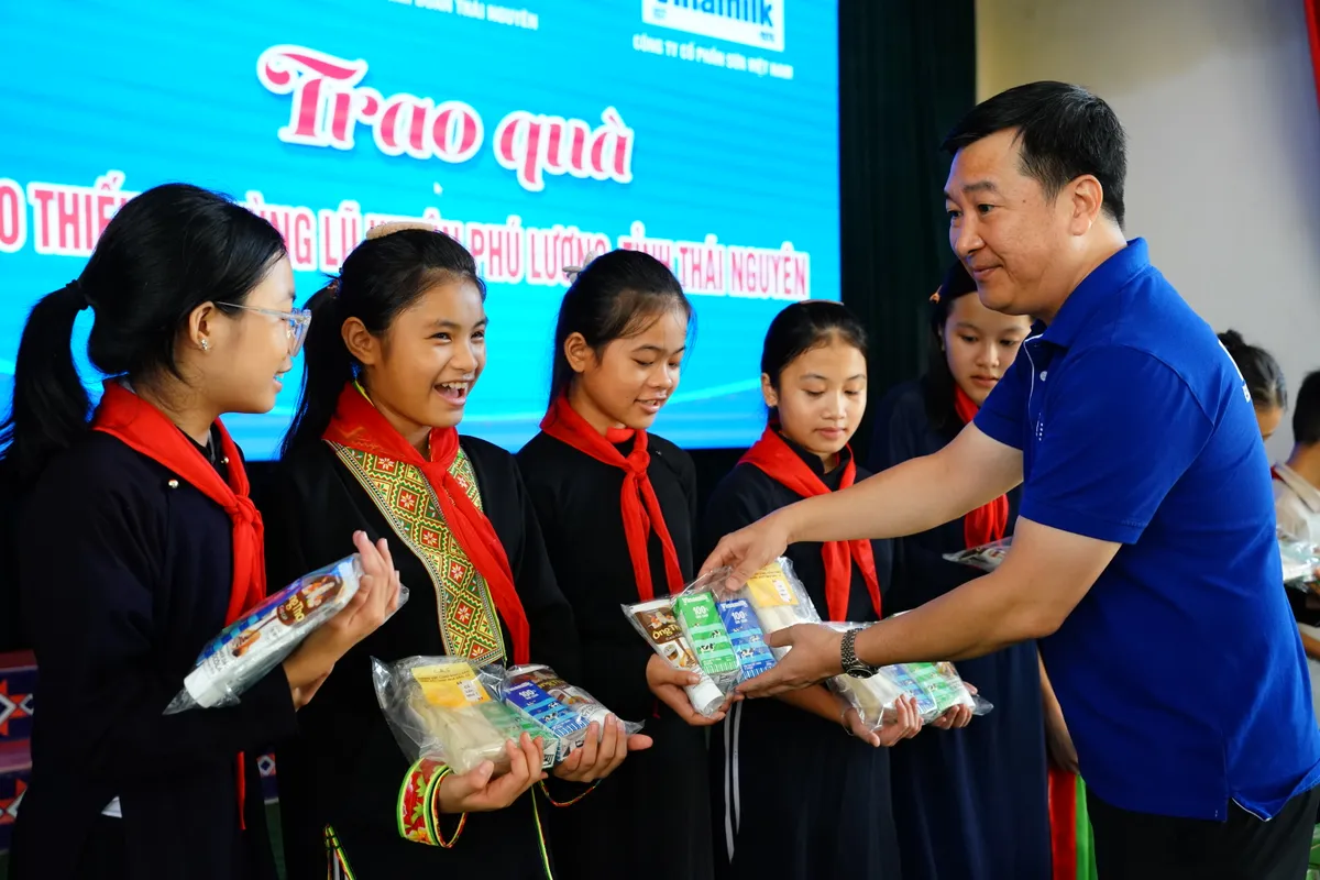 Vinamilk cùng trẻ em vùng khó khăn, sau bão lũ vui đón Trung thu - Ảnh 1.