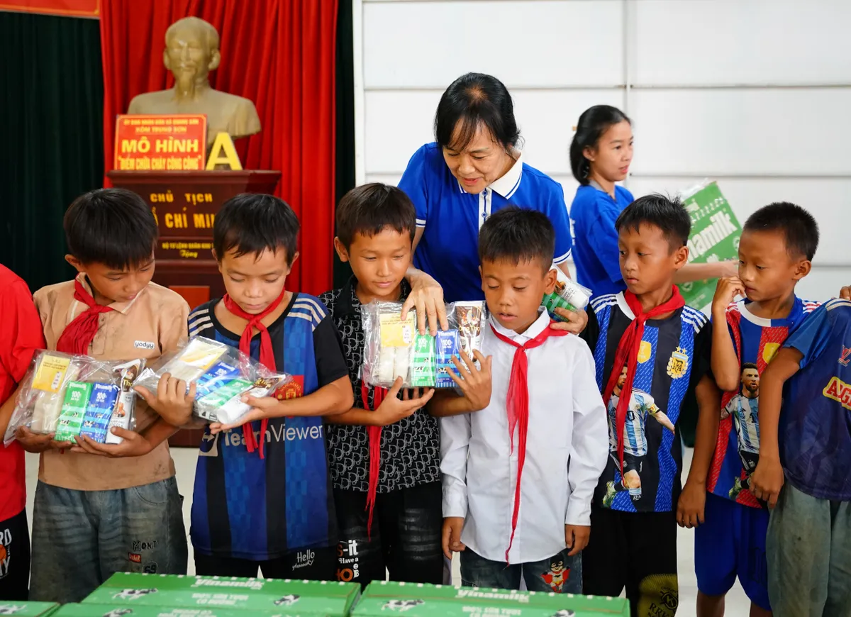 Vinamilk cùng trẻ em vùng khó khăn, sau bão lũ vui đón Trung thu - Ảnh 2.