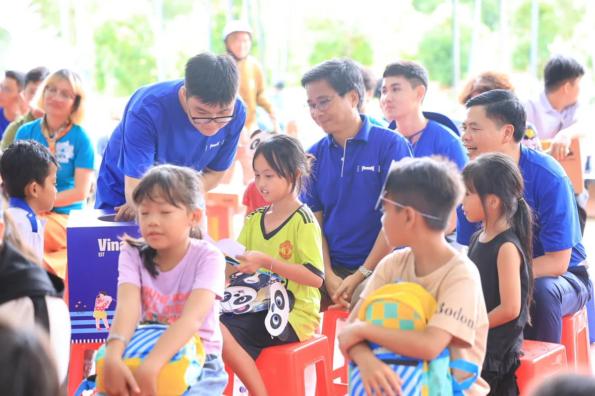 Vinamilk cùng trẻ em vùng khó khăn, sau bão lũ vui đón Trung thu - Ảnh 4.