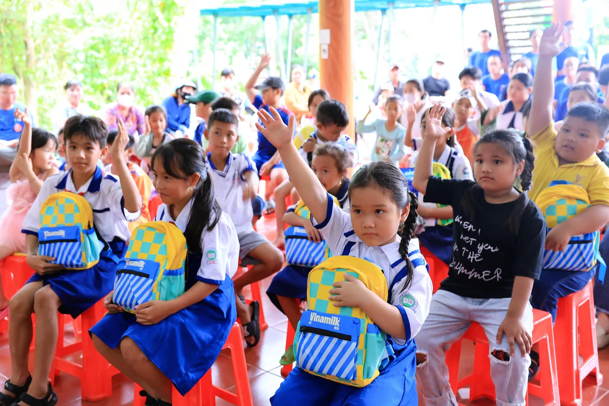 Vinamilk cùng trẻ em vùng khó khăn, sau bão lũ vui đón Trung thu - Ảnh 5.