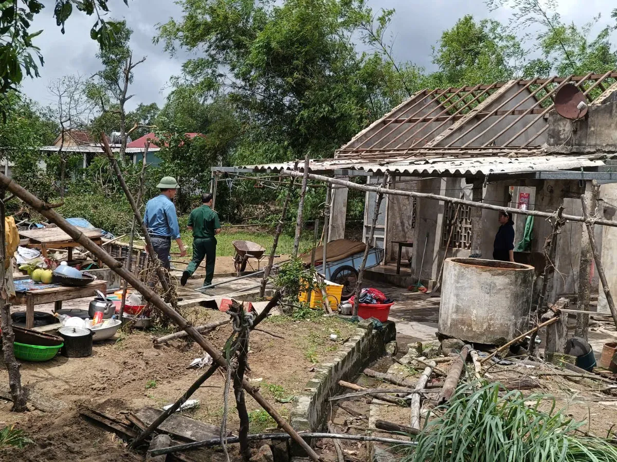 Hà Tĩnh và Thừa Thiên Huế lốc xoáy khiến hàng chục nhà dân bị tốc mái - Ảnh 3.