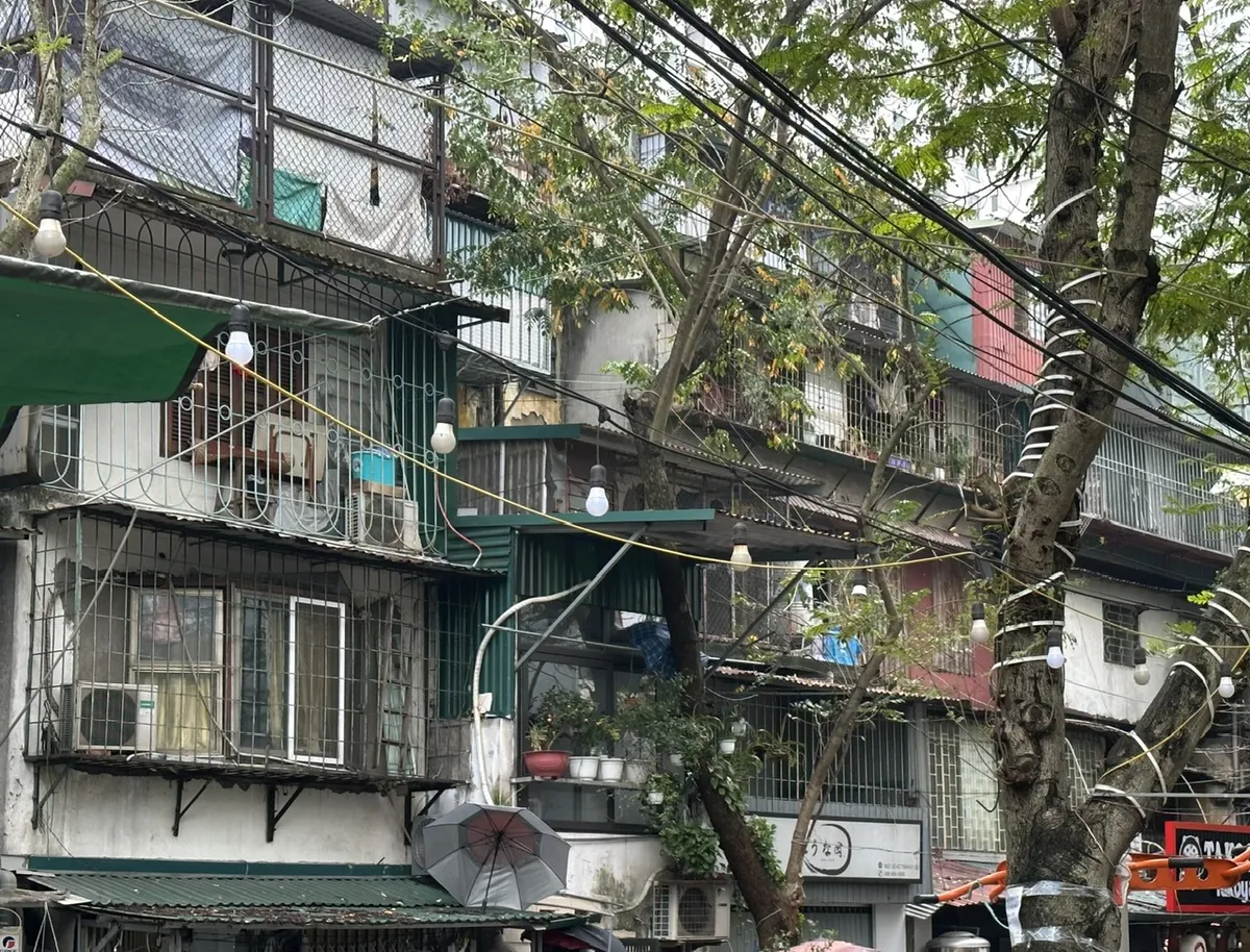 Khẩn trương di dời người d&acirc;n ra khỏi c&aacute;c chung cư cũ nguy hiểm, xuống cấp - Ảnh 1.