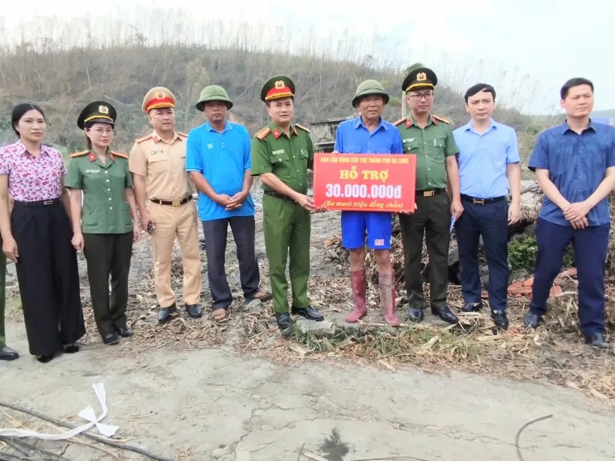 Thành phố Hạ Long hỗ trợ khẩn cấp hộ gia đình có nhà bị sập do bão Yagi 30 triệu đồng - Ảnh 2.