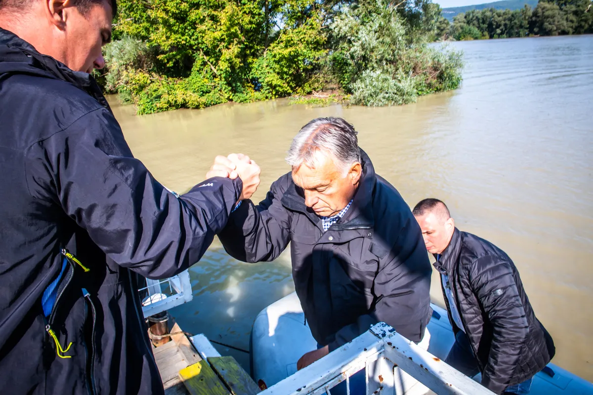 Lũ lụt tồi tệ nhất trong thập kỷ tấn công thủ đô Hungary - Ảnh 3.