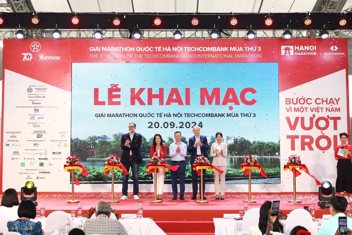 Nhiều VĐV chuyên nghiệp dự giải chạy Marathon Quốc tế Hà Nội Techcombank mùa 3 - Ảnh 2. Nhiều VĐV chuyên nghiệp dự giải chạy Marathon Quốc tế Hà Nội Techcombank mùa 3 - Ảnh 2.