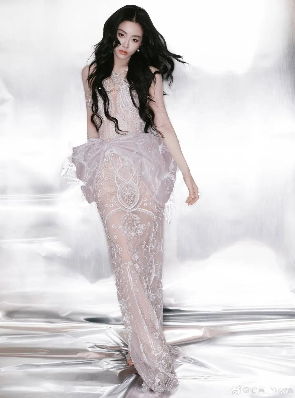 Dụ Ng&ocirc;n Thanh xu&acirc;n c&oacute; bạn diện thiết kế Việt tại Fullmoon Awards 2024 - Ảnh 1.