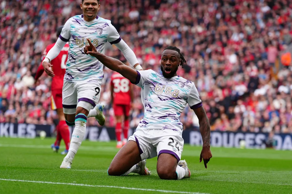 Thắng đậm Bournemouth, Liverpool tạm chiếm ngôi đầu - Ảnh 1. Thắng đậm Bournemouth, Liverpool tạm chiếm ngôi đầu - Ảnh 1.