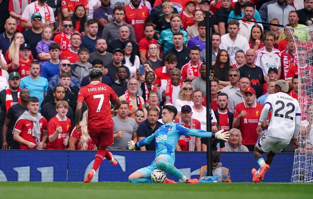 Thắng đậm Bournemouth, Liverpool tạm chiếm ngôi đầu - Ảnh 2. Thắng đậm Bournemouth, Liverpool tạm chiếm ngôi đầu - Ảnh 2.