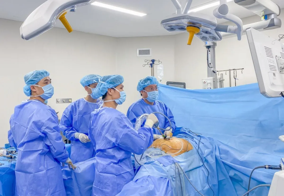 Điều trị b&eacute;o ph&igrave; bằng phẫu thuật nội soi thu nhỏ dạ d&agrave;y h&igrave;nh ống - Ảnh 2.